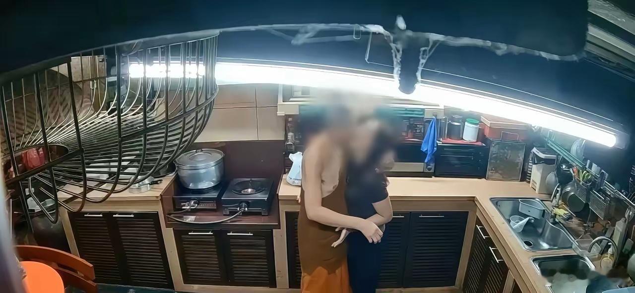 #监控拍下泰国僧人和女同伙不雅画面#9月10日，泰国警方通报，泰国一名高级僧侣被逮捕。警方查实，其挪用了超过9200万泰铢的寺庙资金。按照今天早上的汇率，92000000泰铢 =  18620800元人民币，寺内监控还拍下了该僧侣与一名女性同伙的不雅画面。
​泰国大城府那座皇家老庙，住持阿赞初，又名阿提乔提法 ​