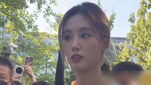 徐艺洋晒了张产后背影照，评论区全在夸“这哪像生过孩子的”。
我点开一看，腰细腿长，确实跟没生一样。但这事越想越不对劲。
何穗在节目里大大方方撩起衣服，指着肚子上那几条妊娠纹说，这是勋章。底下没几个人夸她美，倒是有人截图说“超模也不过如此”。
同样生了个孩子，一个被捧成“少女感天花板”，一个因为