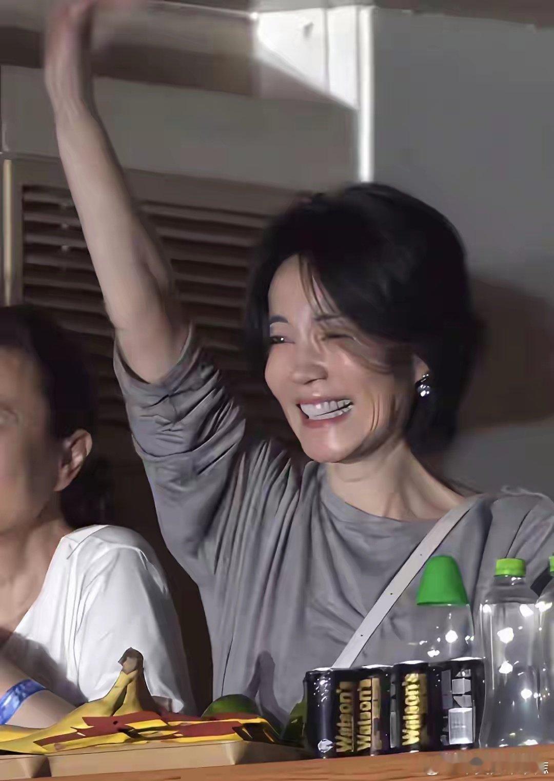 王菲现身那英演唱会！素颜白发、戴老花镜看手机：不装不老，才是顶级从容 ​