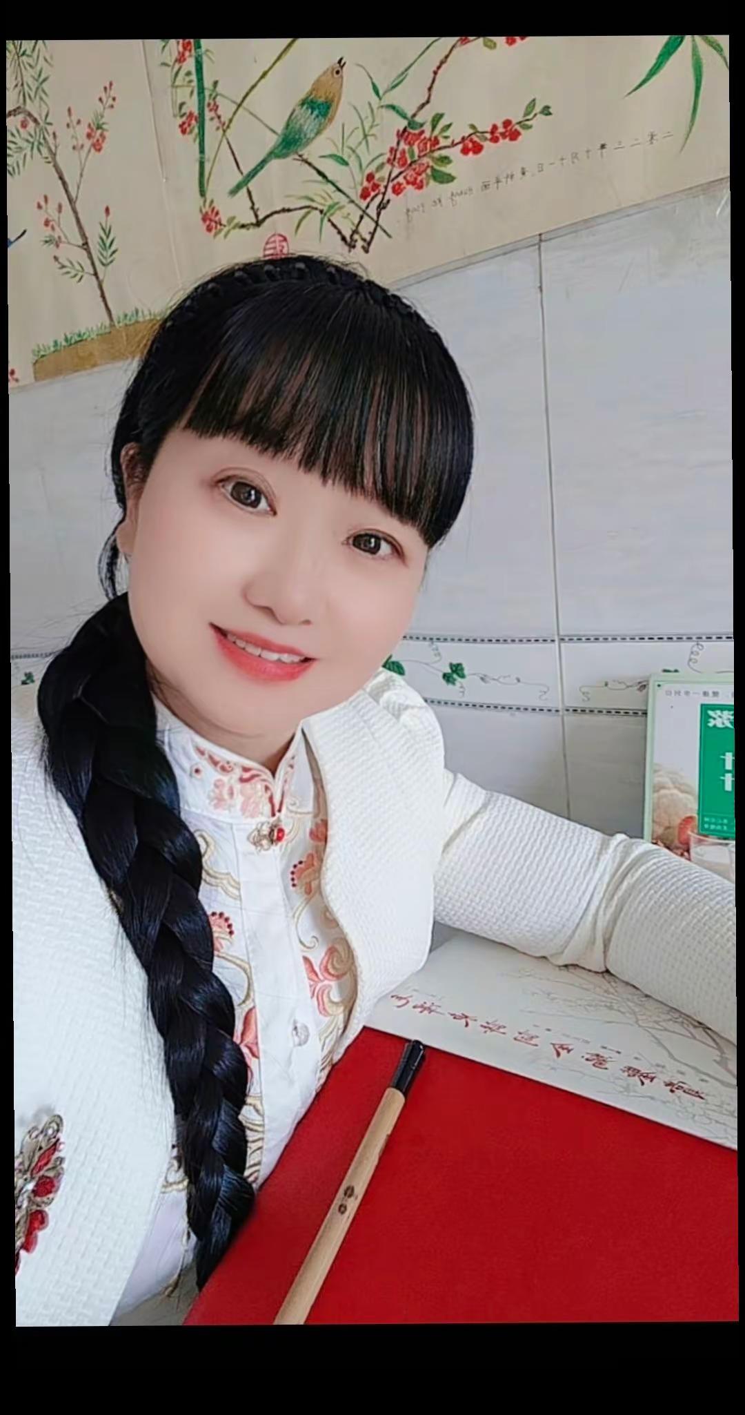 今天创作了一幅字中带画的图案，执笔写人生，一首《记事本》经典金曲，歌曲...