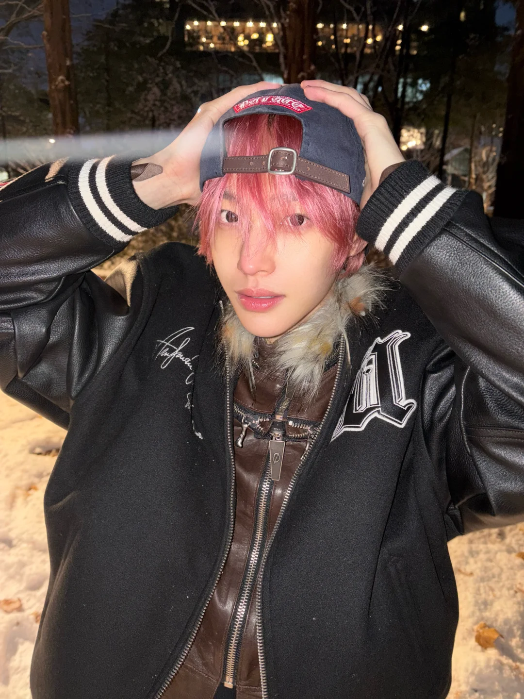 穿了好多层，冻得红红的