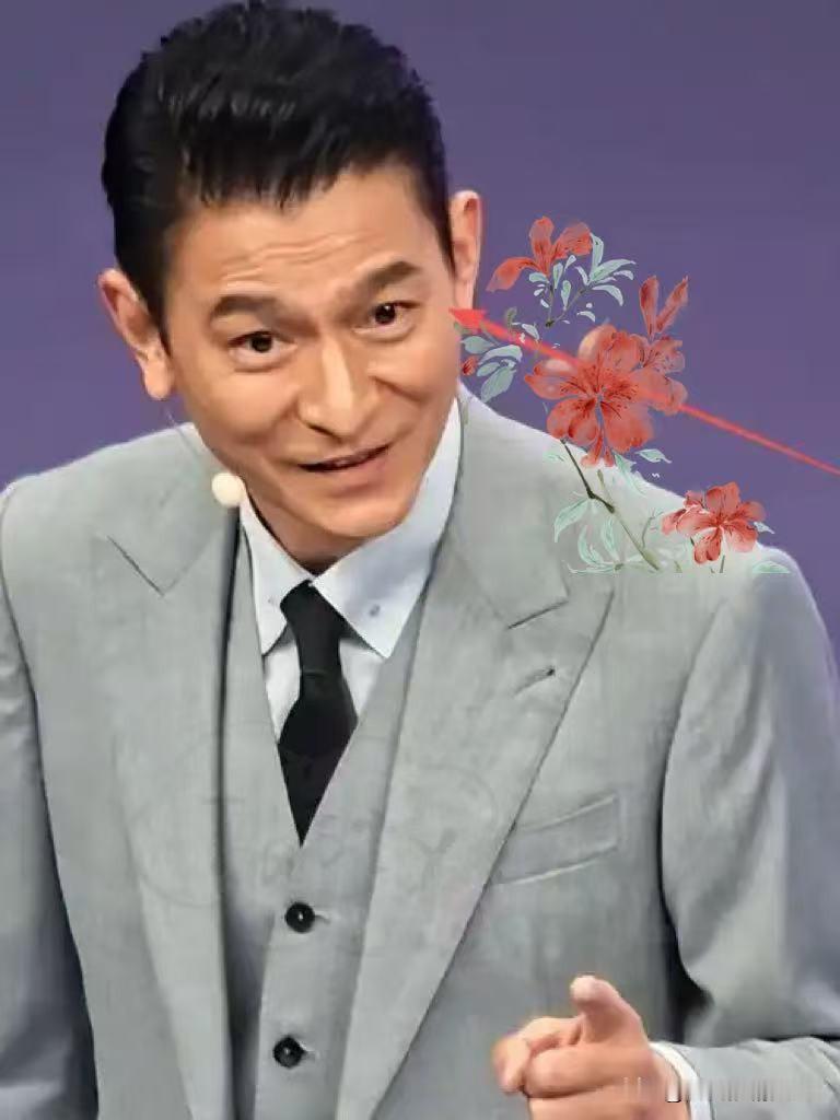 不少人总在讨论，圈内有没有长久保持年轻状态的艺人，还传出各式各样的说法，猜测是日常保养得当，或是另有别的办法。传言终归只是旁人的猜想。

在一场品牌活动当中，六十五岁的刘德华直面高清镜头，把自己当下的状态展露出来，没有过多修饰。聊起年纪增长，他看得很开。坦言如今的体能不比年轻的时候，高强度的唱跳工作