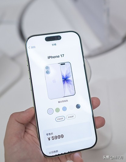全新IPhone18马上就要上线啦

不少人早先预判IPhone17会大幅涨价，因此囤了不少货

低买高抛，这不就是常规操作嘛

可惜事与愿违

各大平台也纷纷出手调控，价格一天比一天走低，比之前入手的价位低出不少

如今手里攥着的货正一天天在贬值亏损呢

不过话说回来

也有可能像早年内存条涨价的