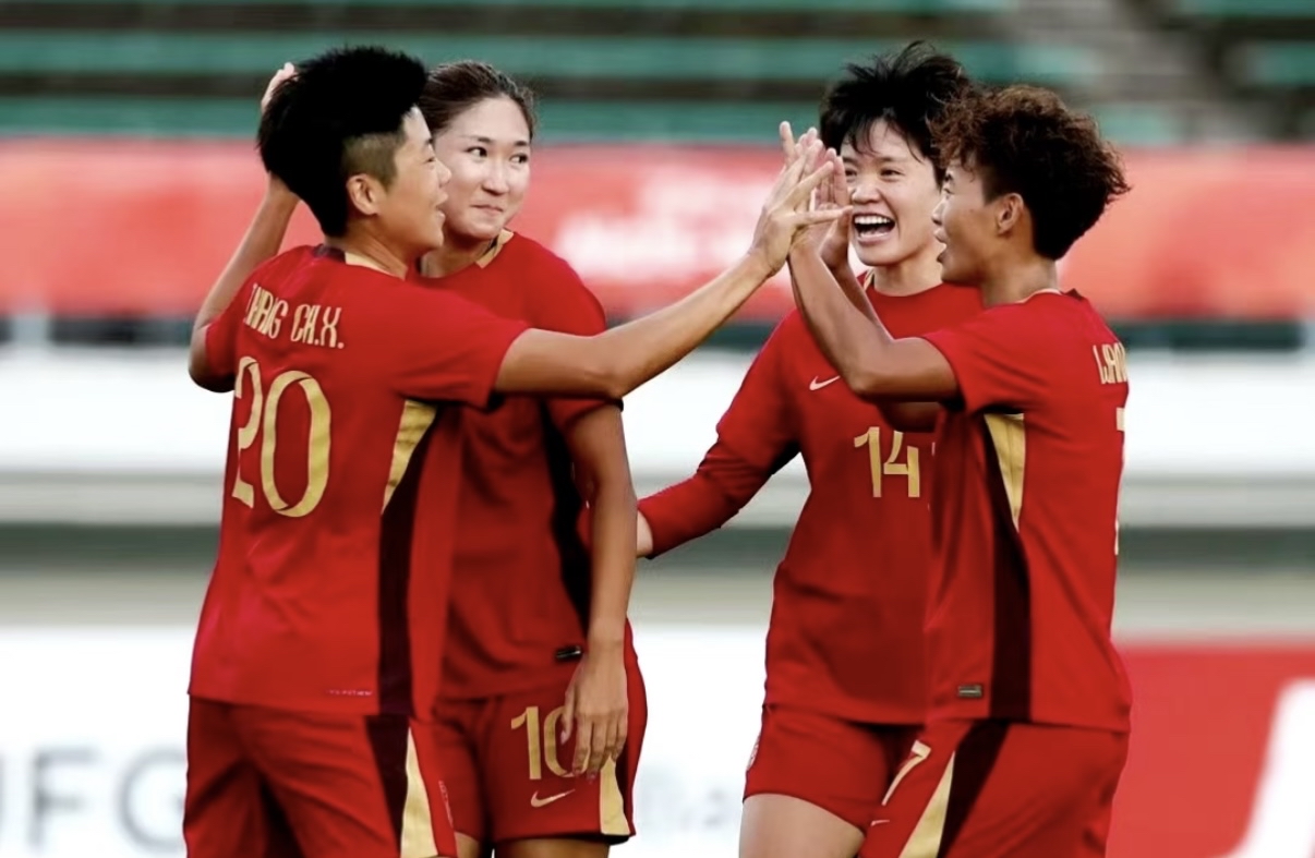 20分钟破门、54分钟戴帽：中国女足5:1菲律宾，这场“头名战”赢得很解气

9月21日岐阜长良川，2026爱知·名古屋亚运会女足G组末轮，中国女足对菲律宾。赛前两边同积4分，谁赢谁拿小组第一。结果呢？王妍雯一个人把比赛打成“个人秀”——20分钟头球首开，40分钟兜射双响，54分钟再一头完成帽子戏法