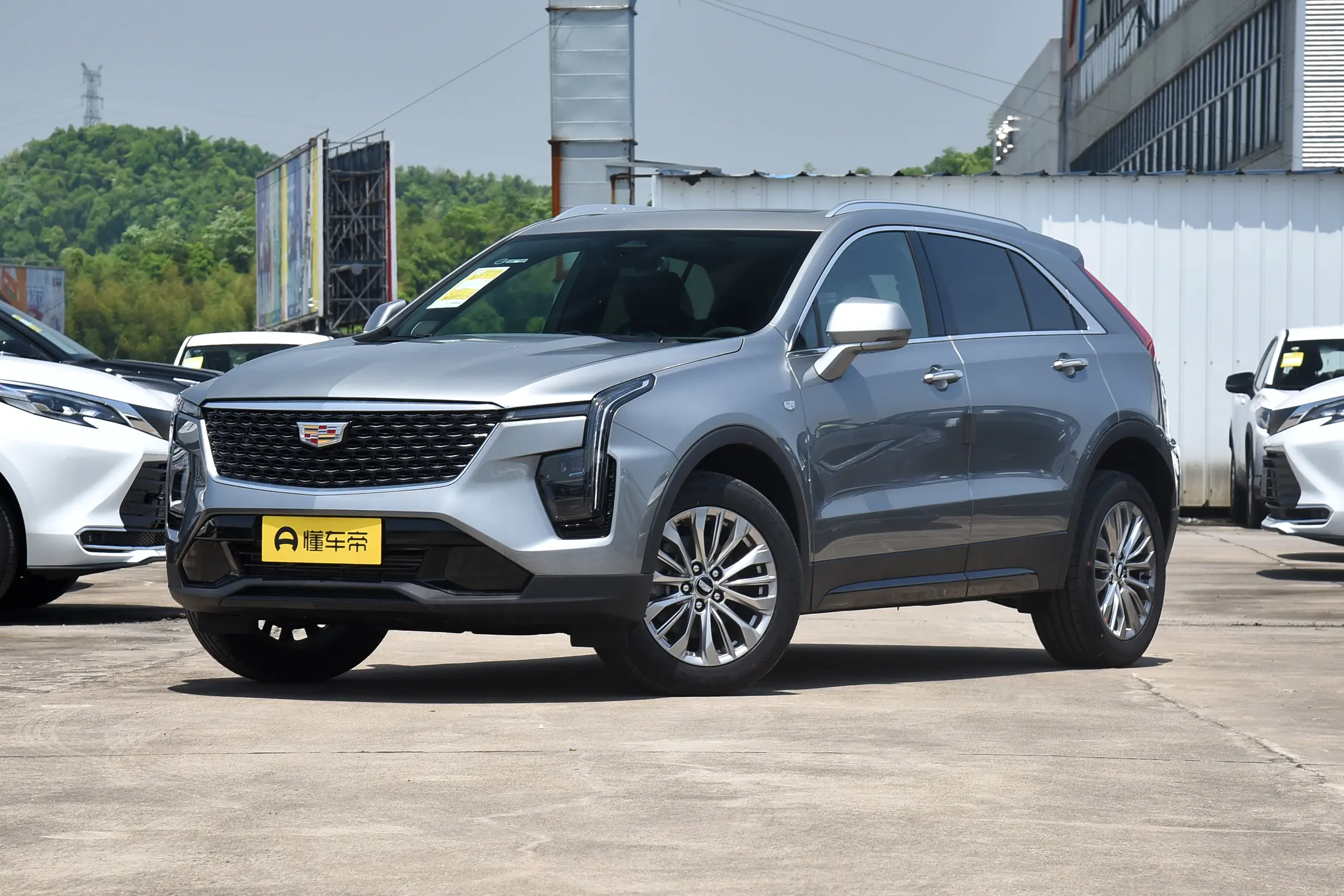 2026款凯迪拉克XT4实车分析：降价后的二线豪华SUV，是否值得入手？
 

 
2026款XT4作为凯迪拉克入门紧凑型豪华SUV，本次改款最大变化就是内饰升级33英寸9K环幕曲面大屏，搭载高通8155芯片，同时保留1.5T与2.0T两套动力，全系配备48V轻混+9AT变速箱。凭借大幅终端优惠，它