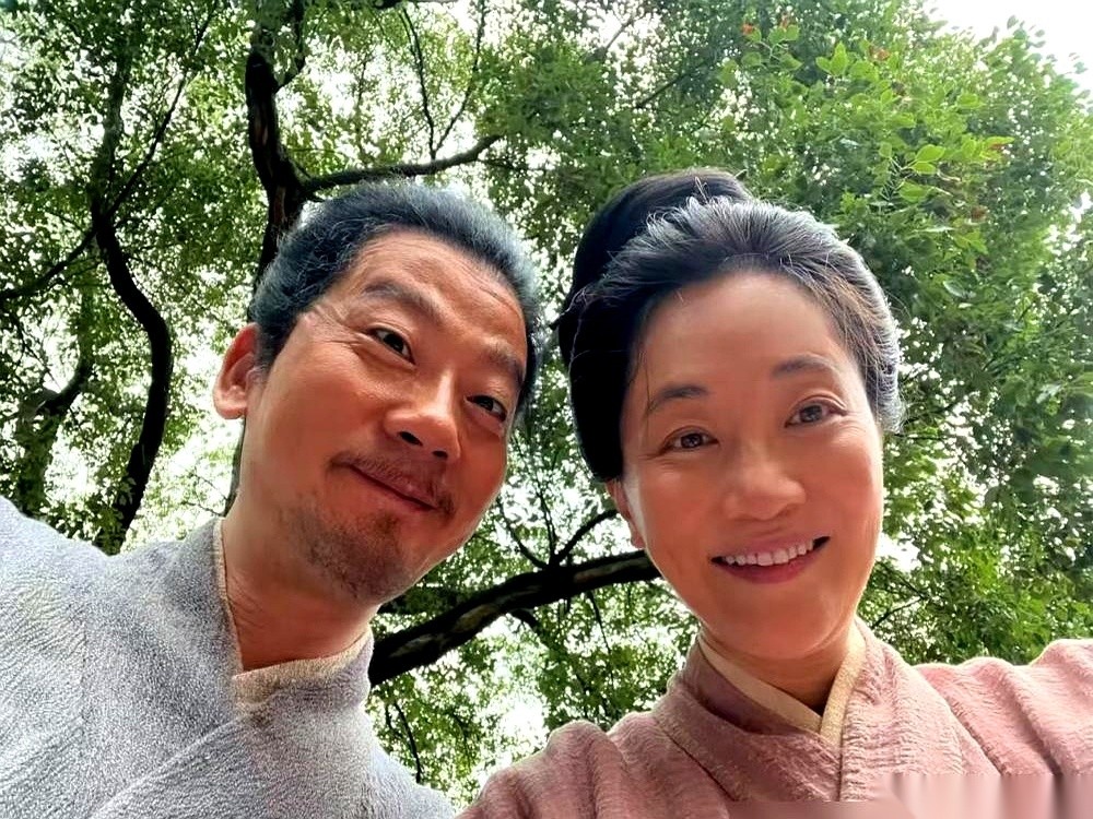 谭松韵的新剧《兰香如故》里，陈创和郭柯宇被拽来演了一对底层的老仆人。
这两位一个是《宝莲灯》里的影帝哮天犬，一个是凭《红樱桃》拿过影后又演了《三体》叶文洁的狠角，现在的身位却只能是两个过气爹娘。
郭柯宇发文回应两人这相隔三十年的第二次搭档，通篇一句都没交待圈子里常用来争抢排面的番位。
你把沈家那个孤
