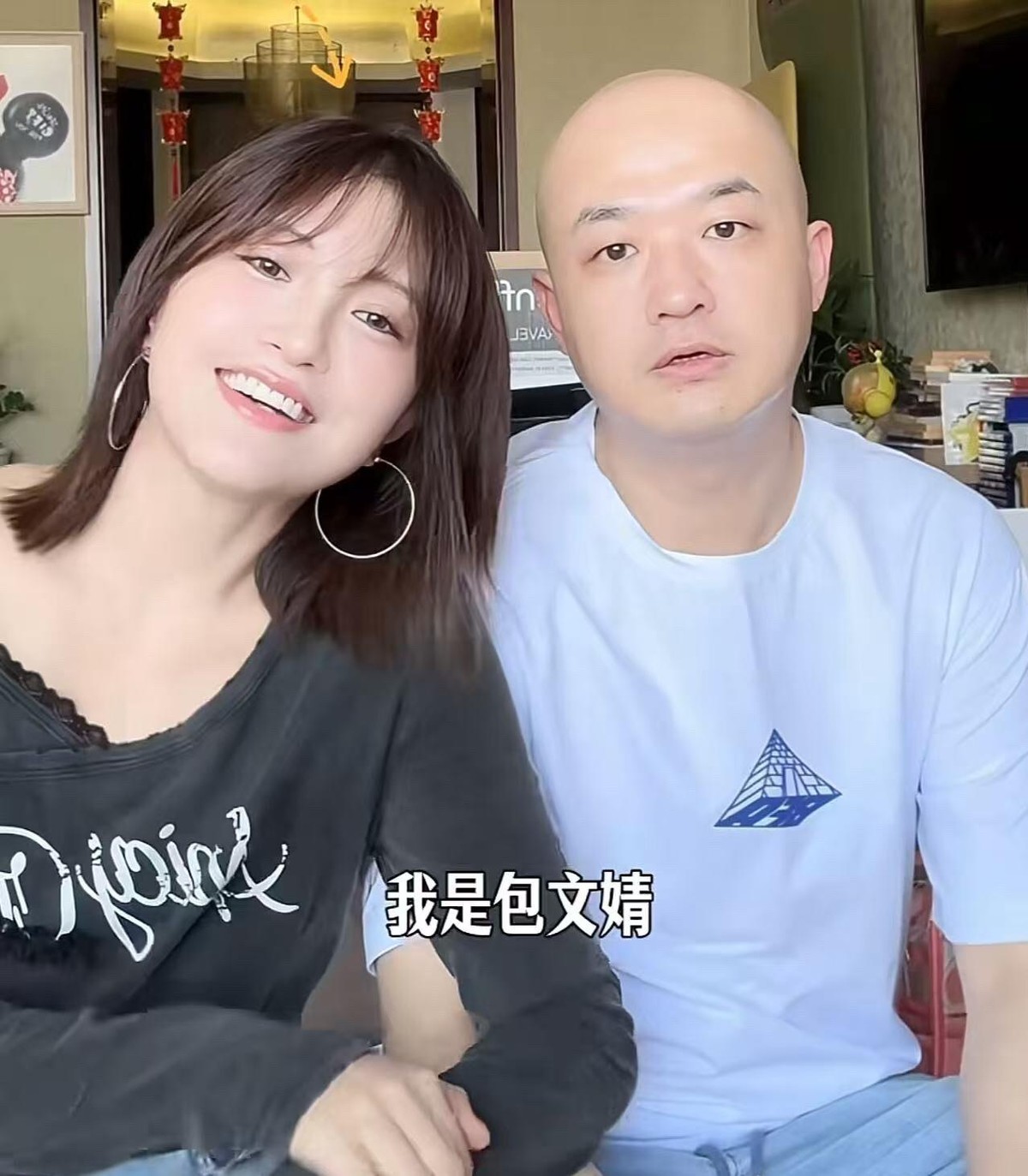 包文婧这次没再站出来替他说话，包贝尔国庆被拍到在北京怀柔露营，身边一群朋友围坐烧烤打游戏，状态松弛得不像刚经历了一场风暴，而包文婧从头到尾没出现。八月那条酒店监控还在网上挂着，他和一个红发女生先后进同一间房，独处七个多小时。以前不是这样的。早年有人说包贝尔的不是，她发长文追着骂回去，当着镜头说了十几