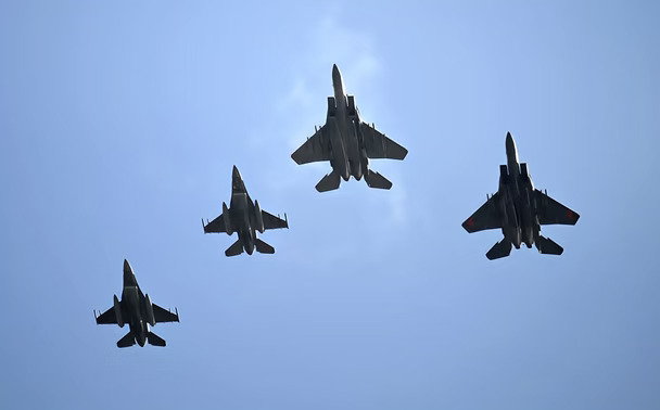 丹麦武装力量9月17日发布消息，丹麦、美国、加拿大出动战机，在格陵兰上空举行北约“北极哨兵”任务框架下的联合演习。演习中美国出动F-16战机、加拿大出动F-18战机参演，法国MRTT加油机、北约AWACS预警机、丹麦“挑战者”飞机提供支援，丹麦F-35战斗机部署在冰岛凯夫拉维克空军基地，美、加战机驻扎于加拿大古斯贝空军基地。北约在2026年2月正式启动“北极哨兵”任务。俄罗斯外交部发言人扎哈罗娃此前评价称，北约该举措正在把原本和平的北极地区，转变为地缘政治竞争区域—据俄罗斯卫星通讯社等媒体报道。
	
北约国家演习范围在2026年活动区域包含北极理事会成员国中除俄罗斯外的所有国家，5月芬兰库赫莫沃桑卡基地举行“北极星26”联合演习，4月启动在瑞典的“极光26”演习，2~4月在加拿大举行横跨6个地区的纳努克-努纳利武特行动等，实质上北约举行的军演中将军事力量和资源整合以及部署在北约体系中所有北极方向国家，也在证明北约同时以联盟的力量可在任何除俄罗斯外的北极理事会国家维持战略力量，特别是...