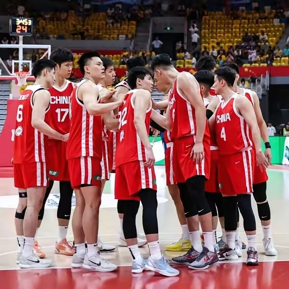 中国男篮真的应该放弃以下三人了！1、焦泊乔本被寄予厚望的年轻内线，结果...