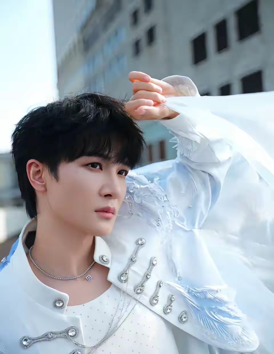 周深全新单曲《聊聊》上线之后迅速出圈，一夜之间热度狂飙。短短三天时间全网播放量突破两亿，歌曲评论区更是涌入六万多条留言，无数听众写下听歌感悟。
 
细腻治愈的唱腔搭配走心的词曲，很容易引发大众情感共鸣。强大的数据成绩，再次印证周深出众的音乐号召力。好作品自带传播力