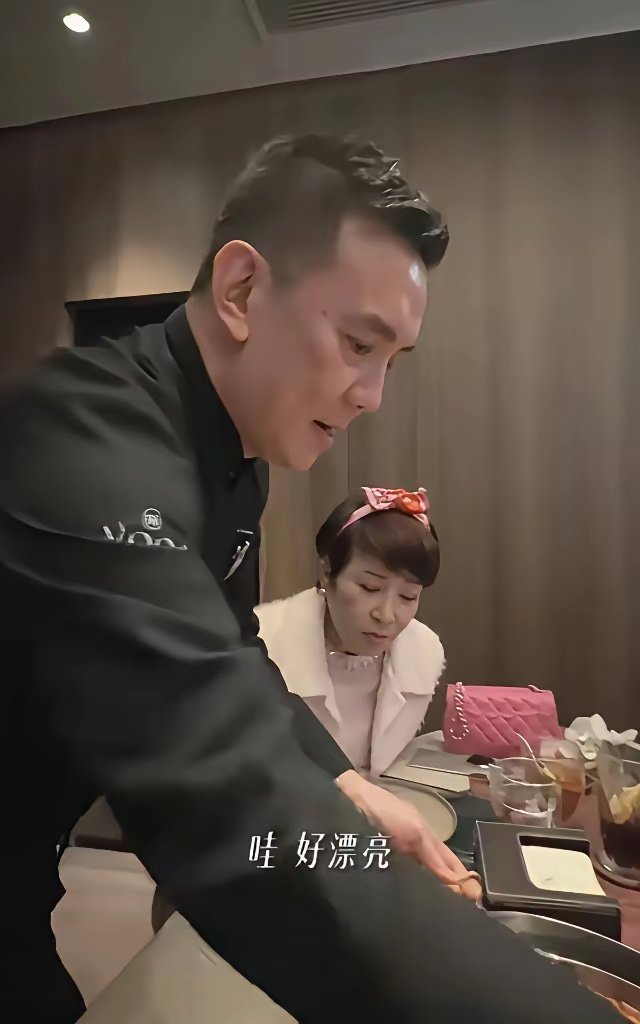 谢霆锋带74岁狄波拉吃老店被拍，消瘦憔悴仍耐心介绍菜品，网友泪目：父亲走后他成顶梁柱 ​