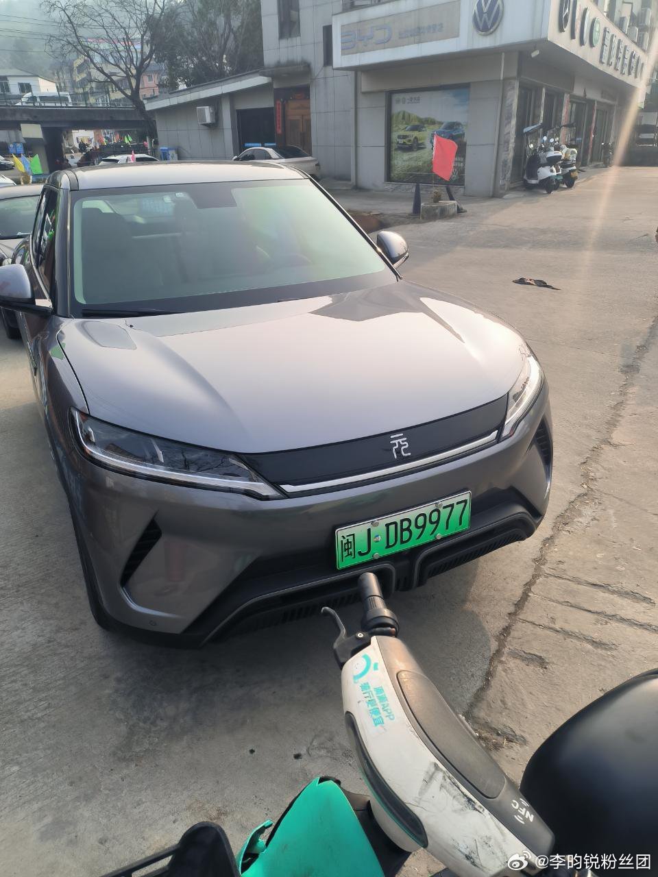 我家那辆银灰色轿车，早把青岛的海风与坡路，织进了具身智能的纹路里。清晨...