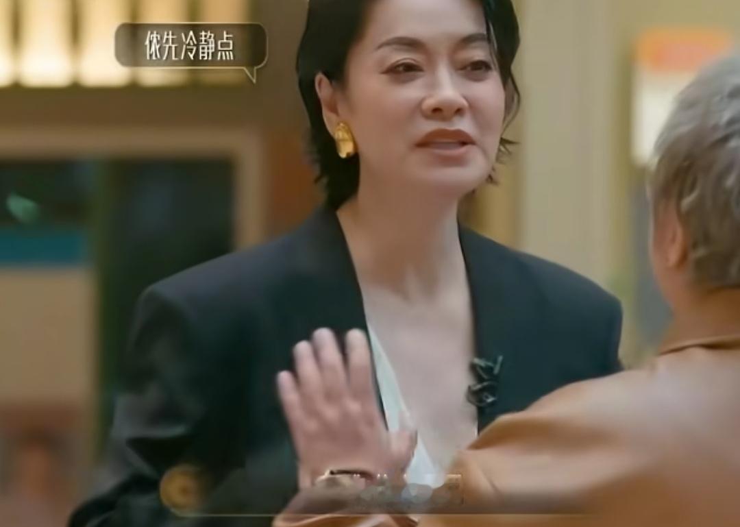 毛阿敏弄不清楚韩红为什么不理她，韩红一边听，一边小心翼翼的跟毛阿敏解释，韩红：“你旁边有个不认识的人，坐在那。”毛阿敏：“你也不认识她。”韩红：“我一看不认识，又不好意思换座位了。”
毛阿敏质问前心里肯定是有点不舒服的，所以她当面质问韩红，看她怎么解释，韩红更是没想到，毛阿敏会直接这么问她。
韩红也