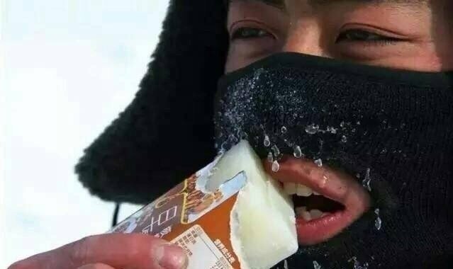 这是一位边防战士，当时在巡逻途中想喝牛奶，却发现饮料已冻成了冰块，只能撕开包装用嘴唇的温热去暖化。 
十年饮冰，难凉热血！虽然执勤训练很苦，长年累月付出，甚至献出年轻的生命，却青春无悔…啥也不说了，致敬所有中国军人！ ​​​