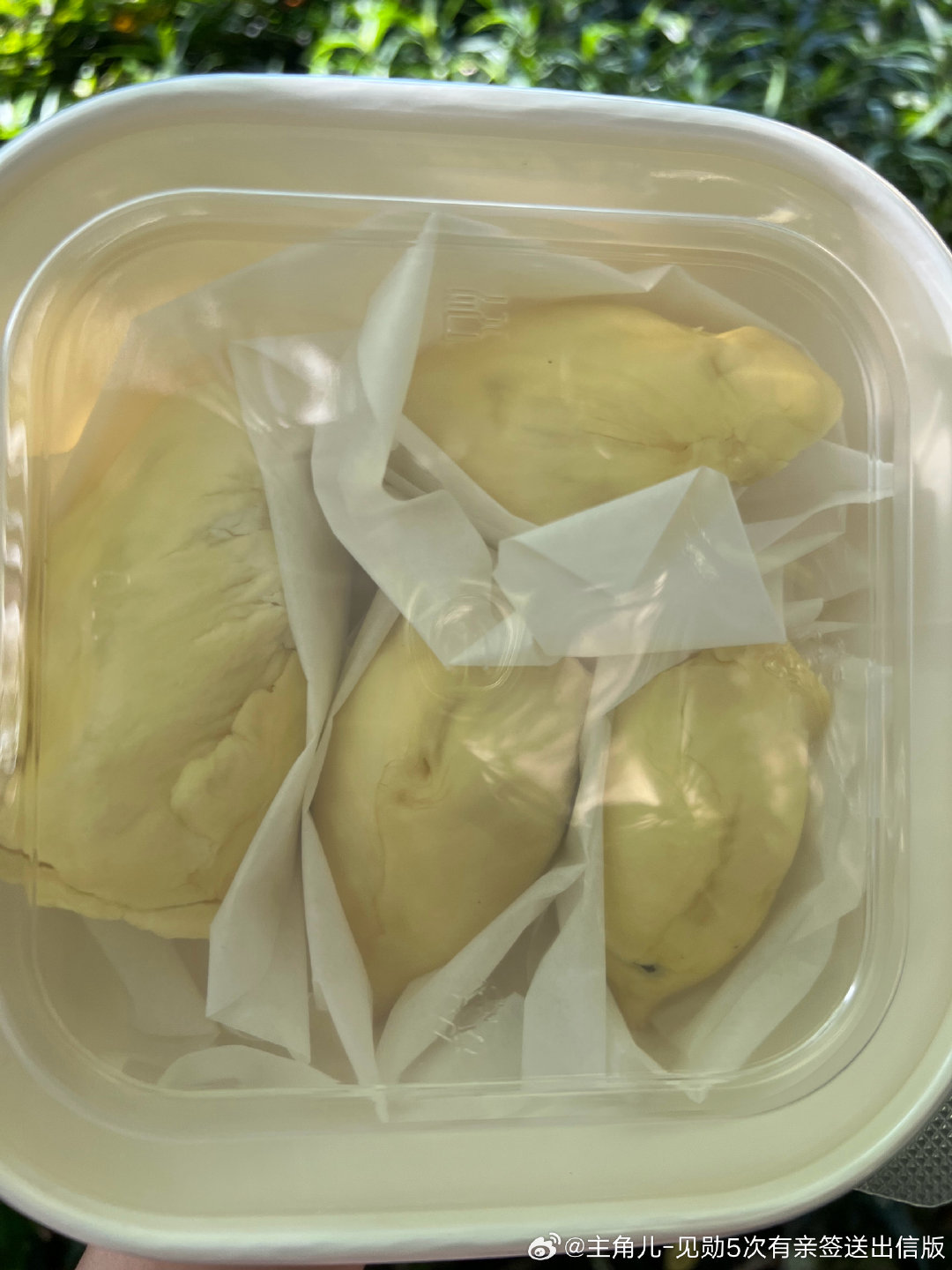 白天看线下👗说60一个榴莲然后我就好奇点开美团外卖发现我这只要59，立马购入[太开心]带着同事偷偷去公司外面的小树林吃美了，晚上同事又点了一个一起吃，今天吃完真的会上火吧 ​
