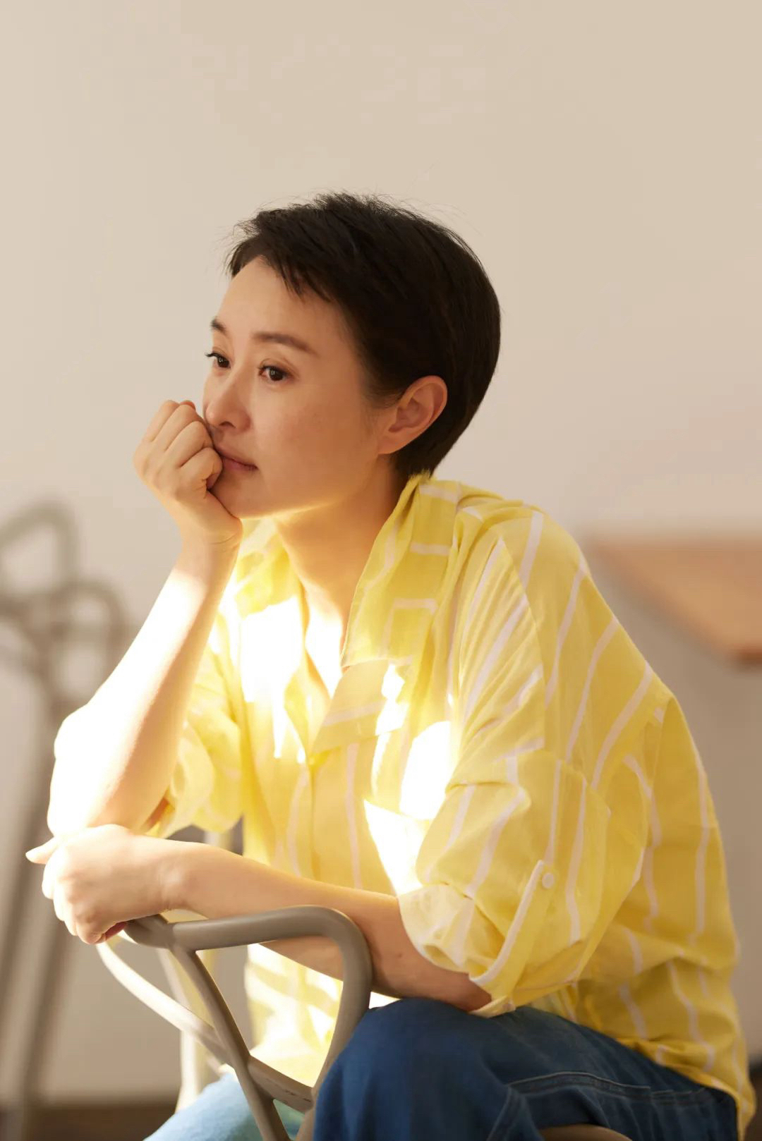 我隐隐感觉，吴越是一位非常有智慧的演员。

《人物》杂志采访她，当被问到，“你认为你会成为一个伟大的演员吗？”

海清的回答是，我一定会。但吴越不会回答这个问题，她觉得“伟大”是别人定义的，没有标准答案。

问她之前经历过《我的前半生》播出后被骂的风波，在你这里已经彻底过去了吗？

吴越笑着说，你们