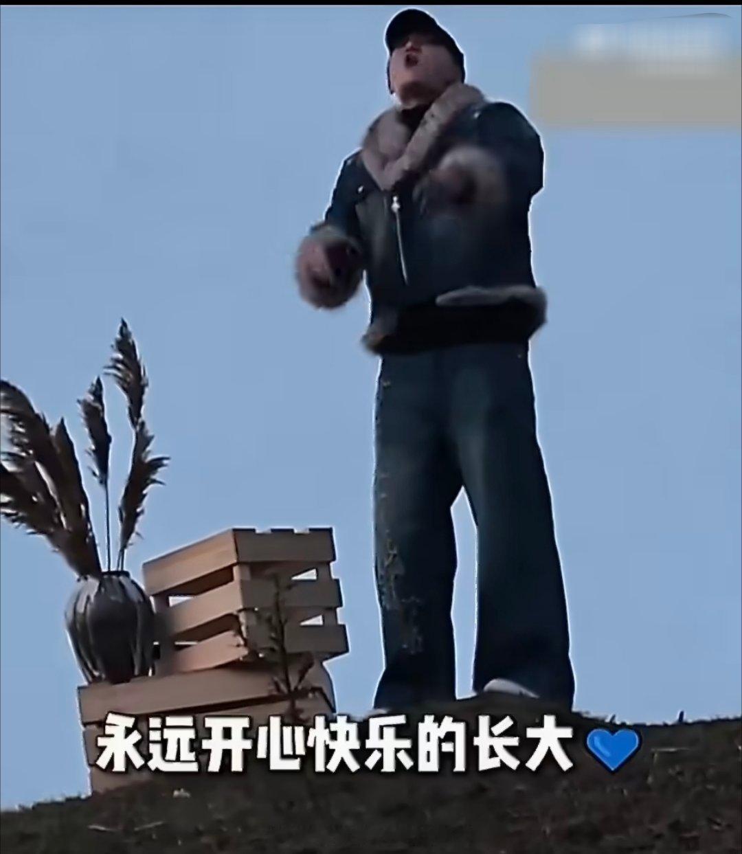 #黄子韬粉丝的现状##曝黄子韬喊话儿子被私生录下来了#
公开了人尽皆知的事，他粉应该早麻了都…估计老一批粉丝早跑路了，能留下来的，嗯…那当然是尊重祝福！路人只担心就他两这信用度，他们代的货还能买吗？ ​