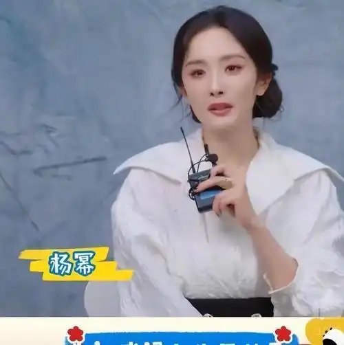 别再说“女性综艺=撕X”了！这次网传《花开不设限》直接把杨幂、闫妮、吴谨言塞进一辆车，10月底开录，主打一个“不吵不闹，只聊真话”。但先别激动太早——官方还没点头，现在所有名单都是“网传”，吃瓜记得留个心眼。

不过说真的，要是真能成，你最想看谁在深夜车里突然红了眼眶？

网传腾讯新综《花开不设限》