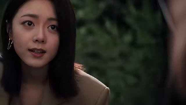 魏大勋一句“我陪你”，直接把赵今麦整破防了。
拍那场戏，赵今麦演的黑莲花为了省10万差价，跟房东死磕到底，就为买回亡母的老宅。结果房子被鉴定成危房，她蹲在地上崩溃大哭。
剧本里魏大勋的台词原本不是这句。他现场临时改成了“我陪你”。
就三个字，赵今麦眼泪瞬间下来，导演没喊卡。
后来《无可替代》