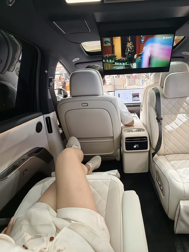 i9 给我开出了一辆 Model 3 的奇幻感觉