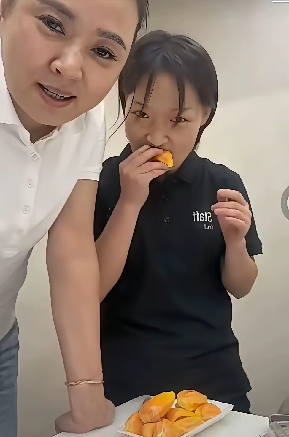 “铁打的晋妈流水的干女儿”
​《变形记》晋妈，又是一条全新赛道！她跟李勒优闹掰后，立马把新养女接到了店里，顶替李勒优面馆的位置。
​晋妈，每天都在晒新养女的衣食住行，这个新养女很听话，每天在面馆除了打扫卫生，晋妈就陪她读书识字，从来不乱跑。
​晋妈为了奖励她，还给她买菠萝蜜跟榴莲吃 ​