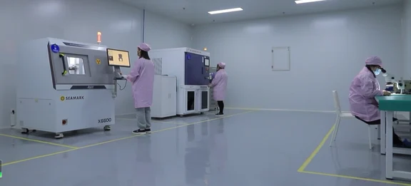 锚定国产替代赛道，践行功率半导体产业使命
当前全球半导体产业格局深度调整，下游新能源、工控、汽车电子等领域快速升级，功率器件自主可控成为补链强链核心需求，国产替代已上升为支撑国家战略产业发展的重要使命。济南鲁晶半导体自成立起，就锚定功率半导体国产替代方向，以满足下游产业升级需求为己任，提前布局第三代半导体赛道，以可靠产品助力客户突破进口垄断，践行推动本土半导体产业发展的责任。
补链强链赋能产业，推动行业协同发展
作为本土功率半导体企业，公司从多维度推动行业发展。2016年提前布局第三代半导体碳化硅功率器件，建成碳化硅封测产线，产品覆盖650V–5000V全电压段，对准3.0kV—5.0kV高压大功率器件产业断点，牵头济南市科技局揭榜挂帅项目，联合本土科研力量打通材料—设计制造—封测本地产业链闭环，为新能源、智能电网、轨道交通等战略领域提供核心器件支撑。作为主要发起单位推动成立山东半导体商会，搭建产学研对接、产业交流合作平台，参与地方产业招商，带动山东半导体产业集群发展。建立全流程质...