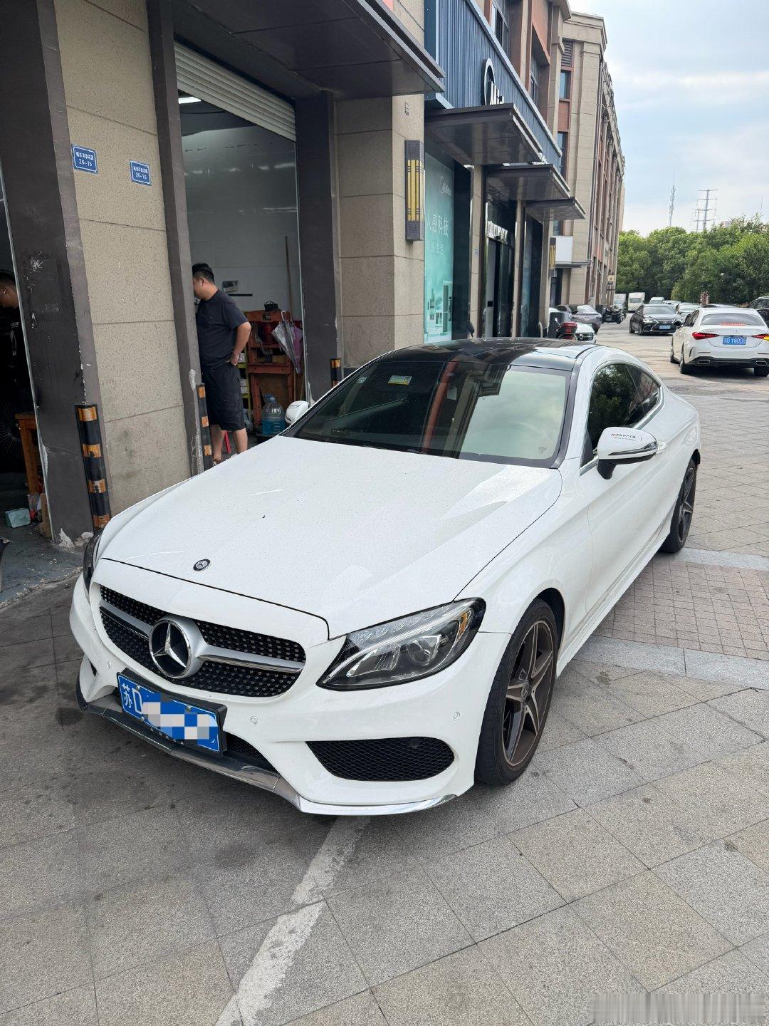 这个时期的bba确实颜值巅峰了，
另外，车主比车还漂亮这你顶得住嚒[流鼻血]

预售，17年c200 coupe 一手，6.6万公里 ​