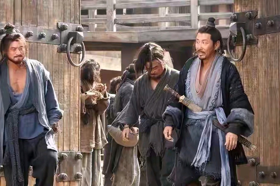 全网爆火的“刘季一万钱”名场面，多数人只当无赖耍滑，实则是刘邦天生的顶级成事魄力！
 
这段名场面绝非影视杜撰，完整记载于《史记·高祖本纪》。
吕公迁居沛县设宴，萧何立下死规矩：贺礼不满千钱，只能坐堂下末席。
 
当时的刘邦只是小小亭长，身无分文、一无所有。
可他当众高呼：刘季，贺钱一万！
 
一句