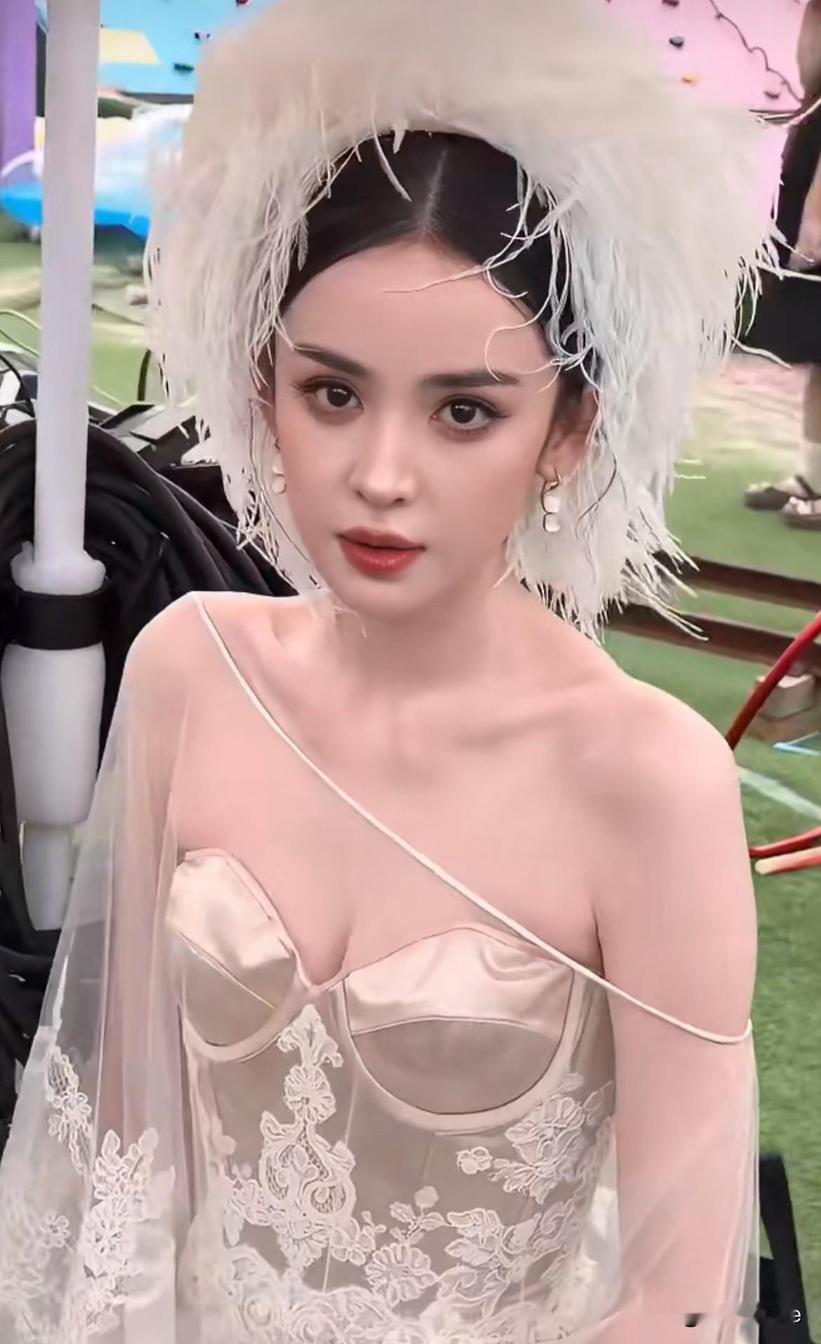9月25日，天是真热，古力娜扎是真漂亮
堪称时尚芭莎最用心女艺人，白色抹胸蕾丝缎面礼服搭仙气网纱袖笼，蓬松羽毛头饰一整个仙气飘飘，奈何来的太早，天气太热，还没开始就已经几天脱妆了，化妆师只能不停的帮古力娜扎补妆，美貌维持住了！
通过古力娜扎路透视频能看到今年时尚芭莎的场地是游乐园，说到这个不得不吐槽