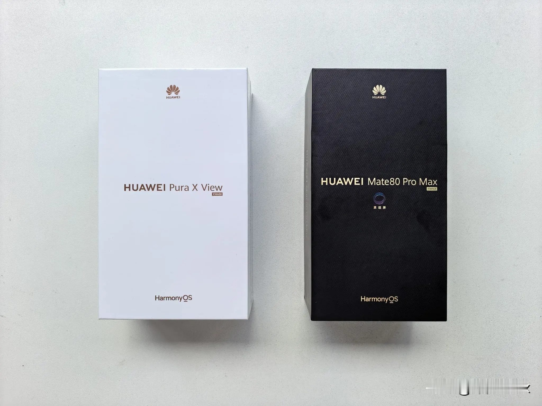 华为Pura X View阔直板，光看包装盒就不一样，比别的华为手机明显宽上一截。

包装盒拿到手上单手握持，满满的充盈感，辨识度相当足。

华为阔直板上手开箱 华为阔直板 华为PuraXView  ​​​