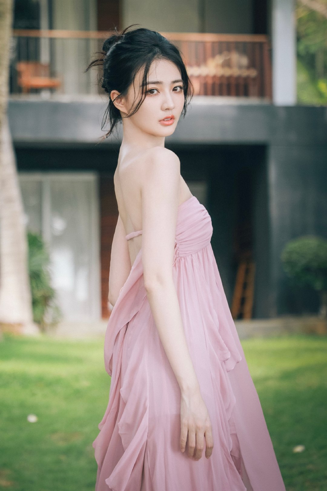 徐璐抹胸粉裙写真，优雅又温柔～电影《极限逃生》跑毒小队笑点密集，《披荆斩棘的大小姐》和魏哲鸣片场互动甜度超标，待播剧不少。#徐璐[超话]# ​