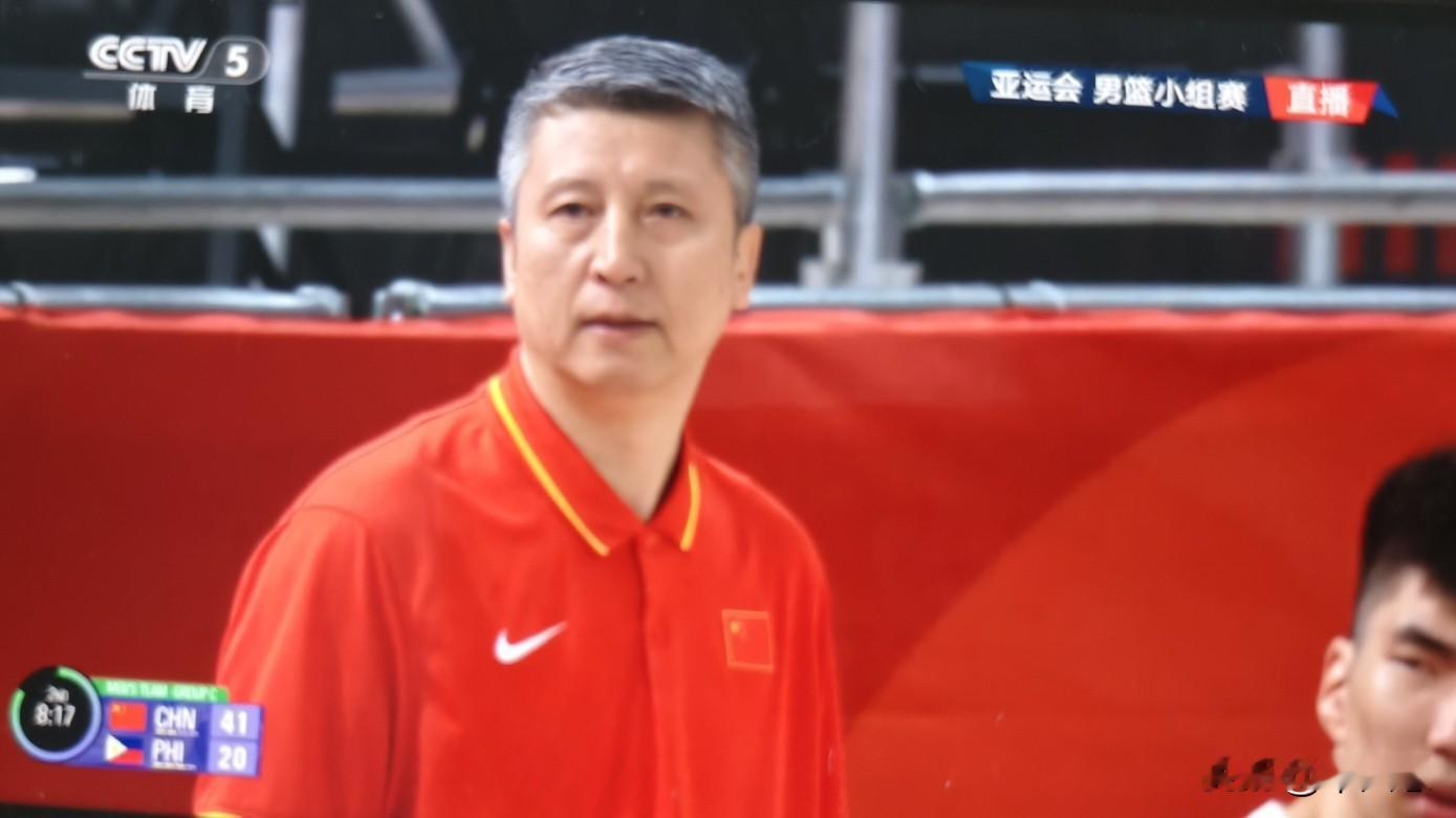 中国男篮的主教练郭士强简直太让人意外了！在亚运会中国男篮VS菲律宾男篮的小组赛当中，中国男篮一开局就打得顺风顺水，内外线全开，第一节比赛就建立了20+的领先优势，第二节比赛也始终保持着20+的领先优势。但是郭士强不仅没有表现出来欣喜，反而表情中多少有点焦虑，这确实让人意想不到！