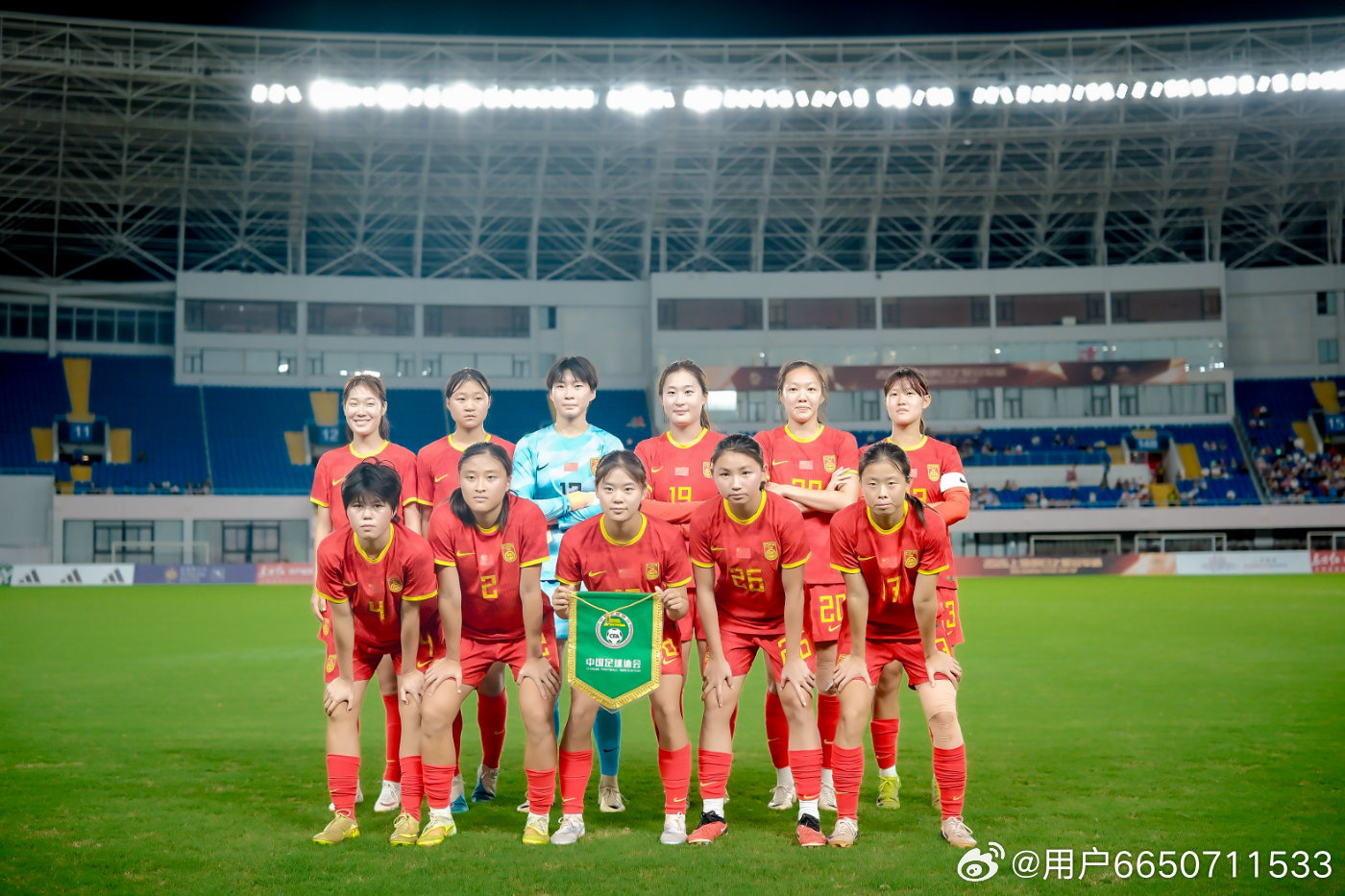 U17女足跟曼城女足赛后，马晓旭说的不满意印证了目前这个队伍的短板，也就是我说的边后卫问题。杨睿雪肯定左边卫主力，问题是谁轮换，反复试过刘钰可，效果不佳。右边卫也是如此，给了欧阳荣馨好多上场时间，显然没有惊喜，邓静洁大概是主力。如果三中卫的话，两个边后卫是关键位置，这就是马晓旭不满 ​