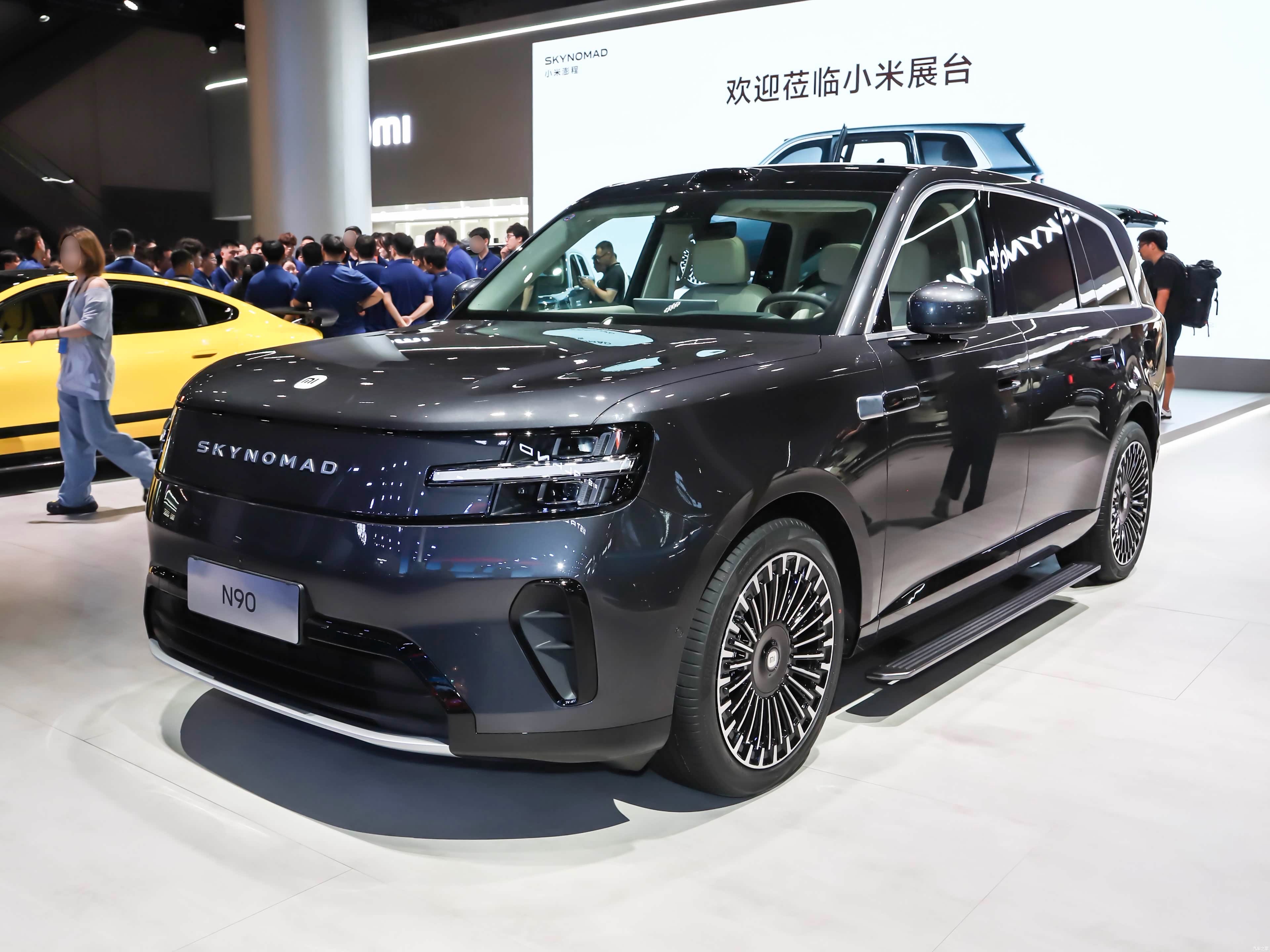 Max座椅可旋转，综合续航1705km
    小米汽车展台重磅新车澎程N90 Max登陆成都车展，品牌首款增程大型七座SUV。
车身5285mm，纯平底盘打造4.4㎡超大座舱，座椅支持旋转切换会客、露营大床模式；1.5T高效增程器，纯电续航