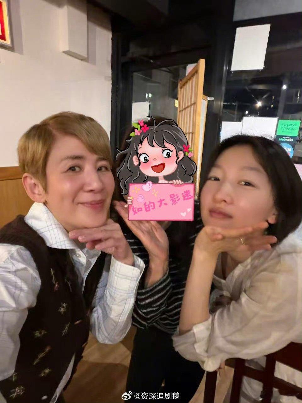 #周冬雨吴君如在花少开播日偶遇##周冬雨晒吴君如合照# 周冬雨吴君如在花少开播日偶遇，这缘分太神奇了！两人合照温馨又搞怪 ​