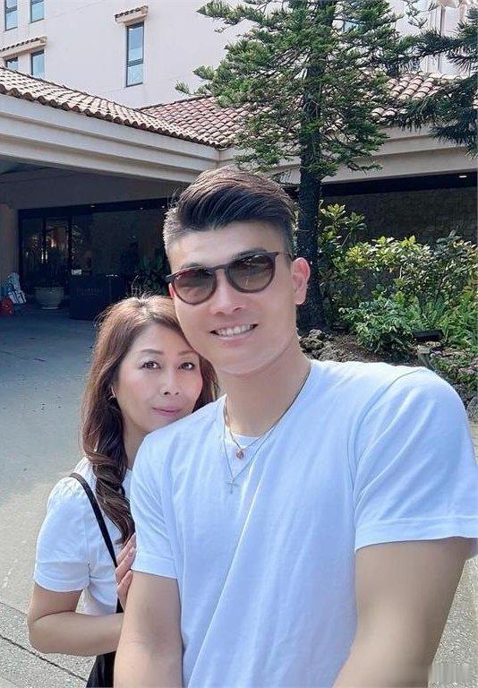 #日本五旬女子嫁给女儿同学#  一个不讲人伦的乱性之国，这种破事并不令人意外……[思考][话筒]#海外新鲜事##热点观点#

网传消息：日本静冈县一对夫妇，因21岁年龄差和特殊关系引发热议：55岁女子与34岁男子结婚，前者的女儿是后者的小学、初中同班同学。 ​