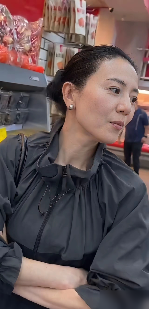 40岁生下孩子，高圆圆差点把自己弄丢了。
她亲口说，婚后生女那几年过得很痛苦，事业停摆，整个人被无力感吞掉。不是矫情，女演员的空窗期比想象中残酷。杜若溪产后三个月要甩掉60斤才能见镜头，唐艺昕生完脸烂到查不出病因，直接不敢出门。
市场不等你恢复，角色不等你调整。从独立女星切换到全职妈妈，再想回来