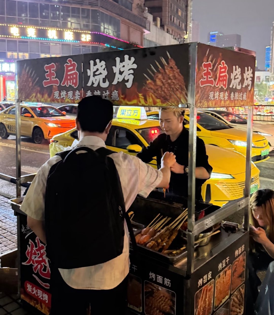 #王源模仿者王扁摆摊被打# 这个词条起得真容易产生误会，不明真相的人第一眼还以为是王源粉丝动手。打人者是前合伙人，属于经济纠纷，和王源本人、王源粉丝一点关系都没有，别被标题带偏了 ​