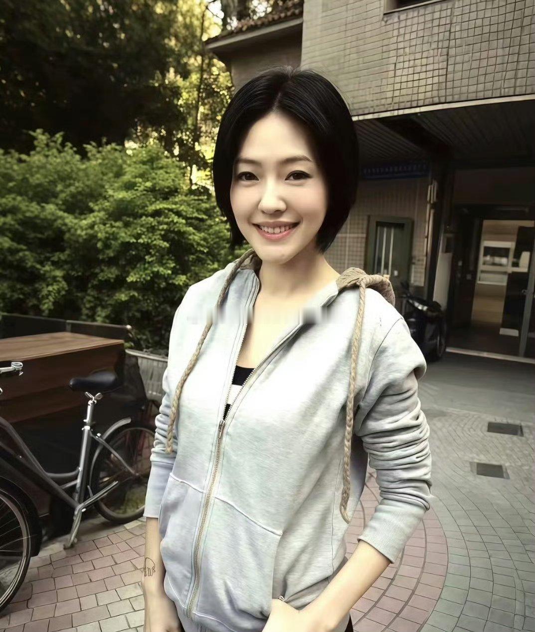 #小S自曝因结婚放弃国标#
眉毛主情缘人际，眉形飞扬，性格鲜活热闹；但眉尾收束，行事懂得顾及身边人的情绪感受。
她不是强硬对抗的性格，当爱好会给伴侣带来心理芥蒂，她优先选择自我收敛，而非坚持自我不顾关系。人生很难全部拥有。得到家庭温情，或许就要遗失一部分自我热爱，多年之后敢于坦然说出 ​