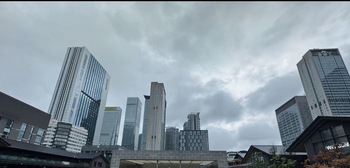 最近成都同时发生的这三件事，彻底暴露了这座城市的“野心”！

最近，如果你仔细留意成都的新闻，会发现这座常常被贴上“安逸”“慢节奏”标签的城市，正在展现出一种极具张力的“反差感”。

当你以为成都人还在茶馆里悠闲地喝着盖碗茶时，这座城市正在以惊人的速度刷新着大家对它的认知。从数字文创到具身智能，从外