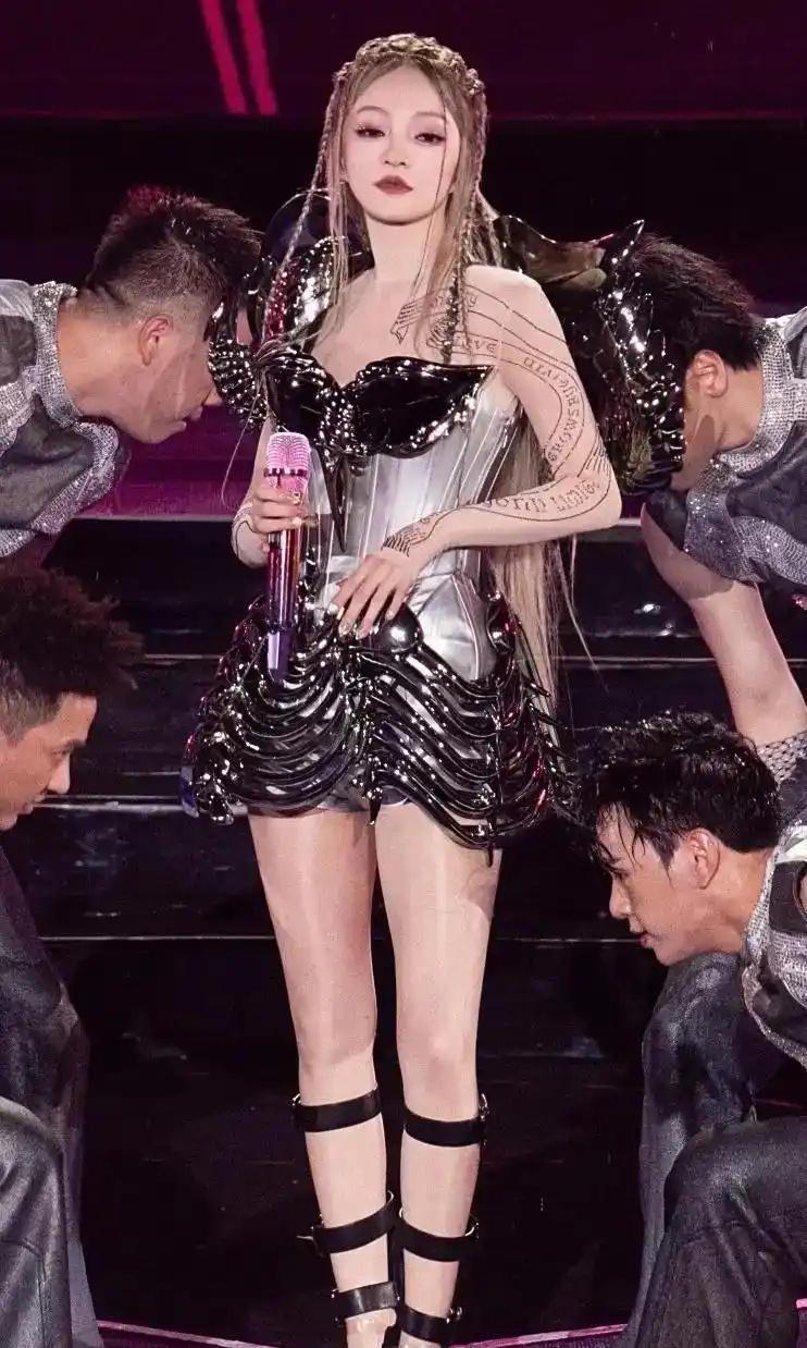 张韶涵演唱会妆造，美得让人尖叫，镜头里的感觉很不一样 ​