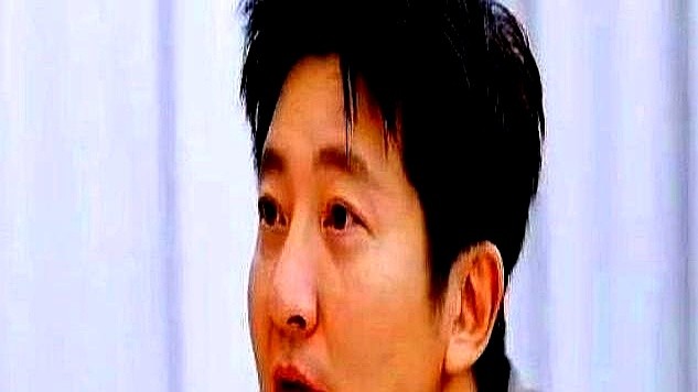 郭京飞上节目直接叫何炅全名，连字幕都没敢接茬。

网友刚要骂他没礼貌，他自己先把话挑明了：俩人私底下太熟，根本用不着端着架子叫何老师。早年间在何炅家里通宵聊天，掏心掏肺甚至聊到抱头痛哭，这种交情叫全名反倒透着真切。

最近他因为戒酒整个人瘦到脱相，新剧《青青草》又马上要上。

成年人打交道，满嘴客套