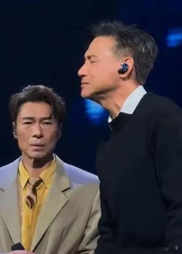 谁能想到许志安红馆演唱会，请来张学友撑场，直接上演了一段经典名场面！
 
本来是俩人同台合唱《我应该》，结果张学友一开口就完全沉浸进去，闭着眼唱得投入，根本停不下来。
 
许志安好不容易酝酿好情绪，举着话筒准备接词，好几次刚要开口，就接不上茬，只能尴尬把话筒放下。
 
来回折腾好几次，场面又好笑又微