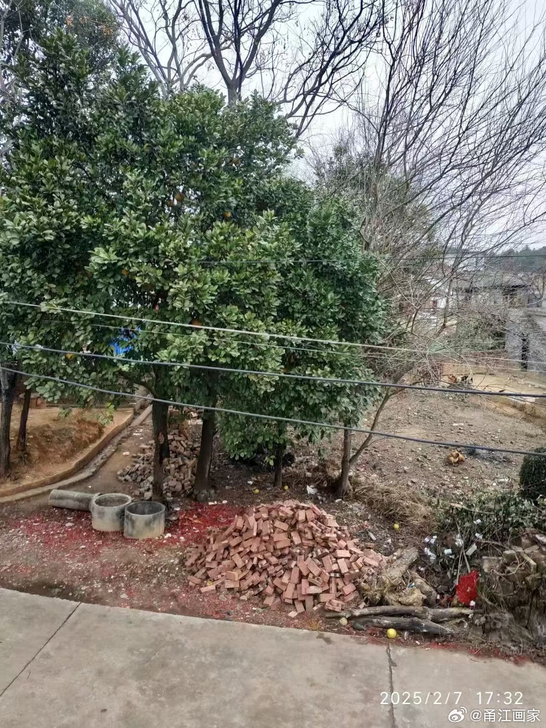 为什么说农村最可怕的不是穷，而是人心暗处的恶
 
这句话并不是否定所有乡村、所有村民，更不是标签化农村，而是对特定乡土熟人社会痛点的一种感慨：穷带来的是物质困难，尚能靠勤劳、政策慢慢改善；但熟人圈层里藏在人情面纱之下的恶意，往往更隐蔽、拉扯人，维权难、说理难，消耗人的精神与生活。
 
 ​