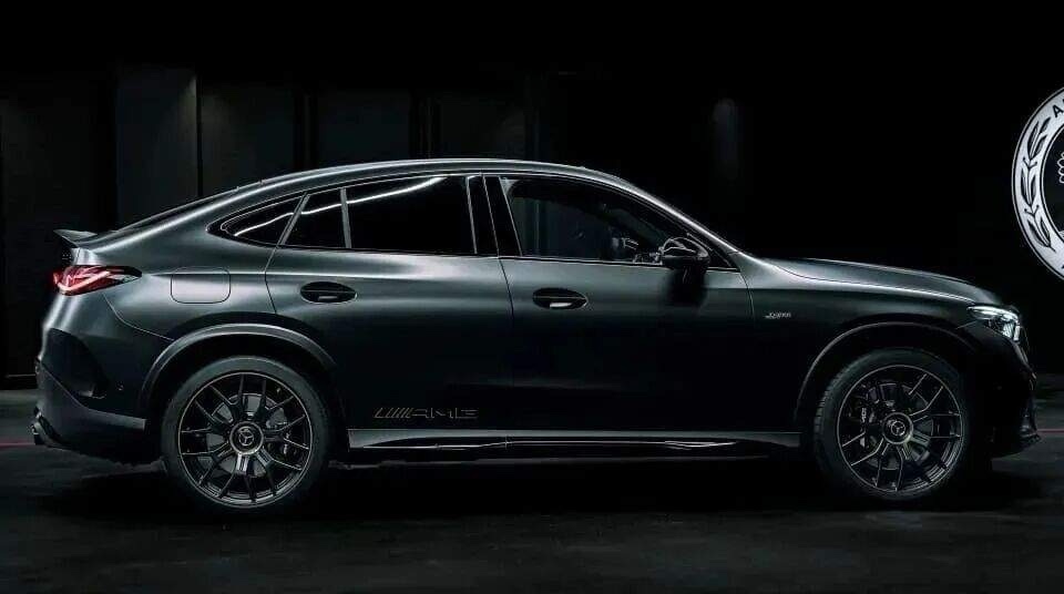 谁能拒绝一台全黑武士风格的AMG GLC53！
这次日本推出的Edition Dark Performance暗黑限定版，氛围感直接拉满。格栅、后视镜、车窗饰条、排气全部黑化，加上定制车身拉花，21寸专属锻造轮毂更是点睛之笔。SUV稳重，轿跑线条更流畅低趴，两种风格都有。哑光车漆版本质感高级，一眼看上去低调又有攻击性 ​