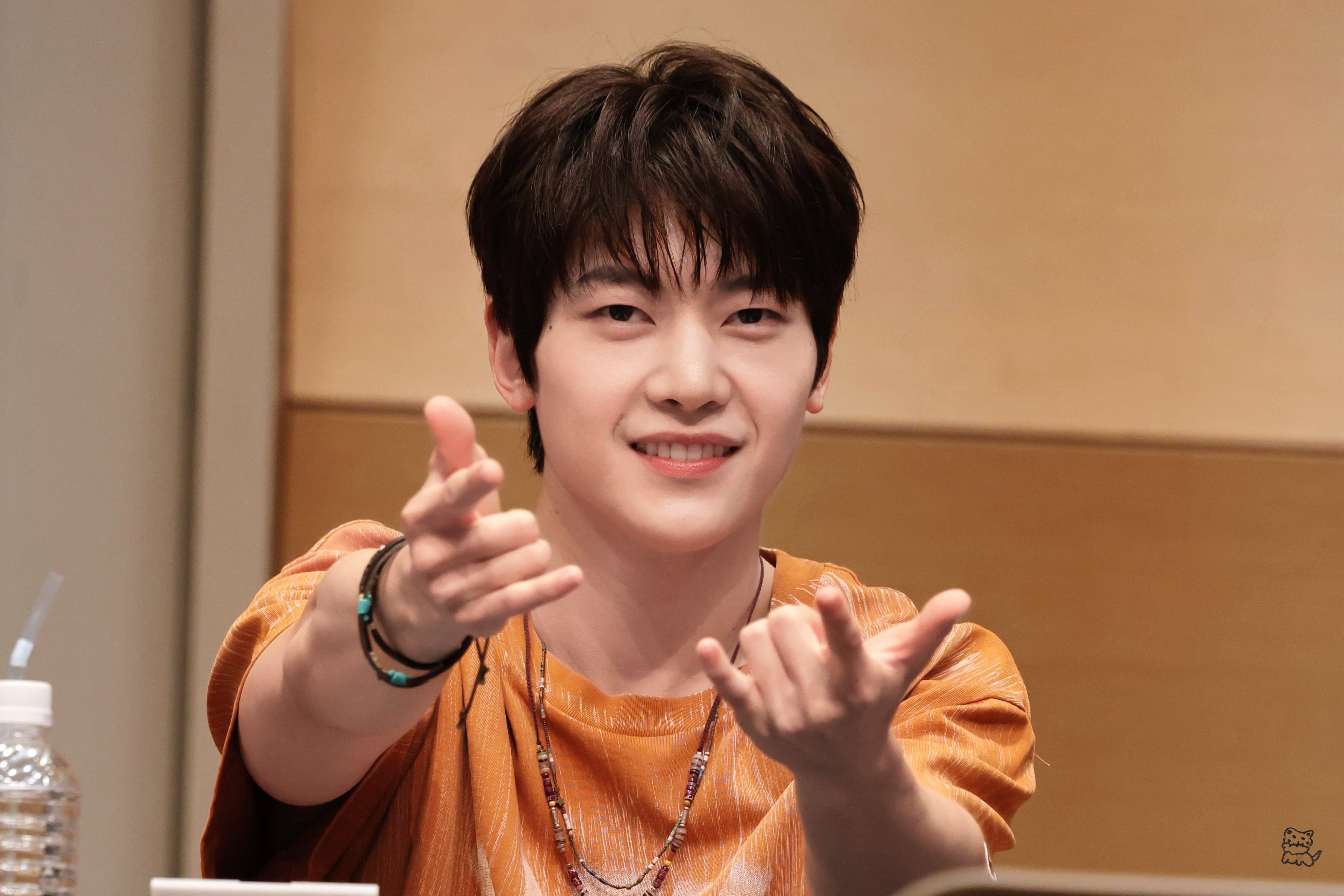 #石马修MATTHEW[超话]#  🦊#甜心狐狸石马修#🥞#清甜气泡石马修#
260825 索尼线下签售
spider-man🕷️

©️Growlithew
#石马修##石友铉##seokmatthew#
——————————————
搬运by梨梨
💼『招新公告』
📆 『安利计划』
🍬 『安利专栏』 ​