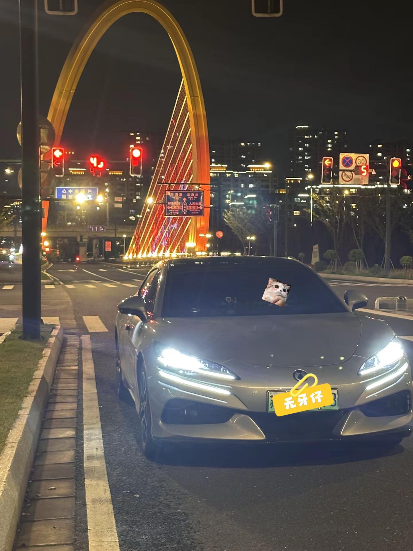 光影地标行｜当Z9GT融入城市璀璨夜色。夜幕降临，特地打卡体育公园与霓虹灯大桥。腾势Z9GT穿梭其间，车身线条完美融入暗夜，与璀璨的地标建筑相互承托，勾勒出极具张力的都市轮廓。 这辆车的颜值真的不用多说，在霓虹光影的交织下，质感直接拉满。用车轮定格城市出行格调，跑在这样的大桥上，随手一拍就是车景大片