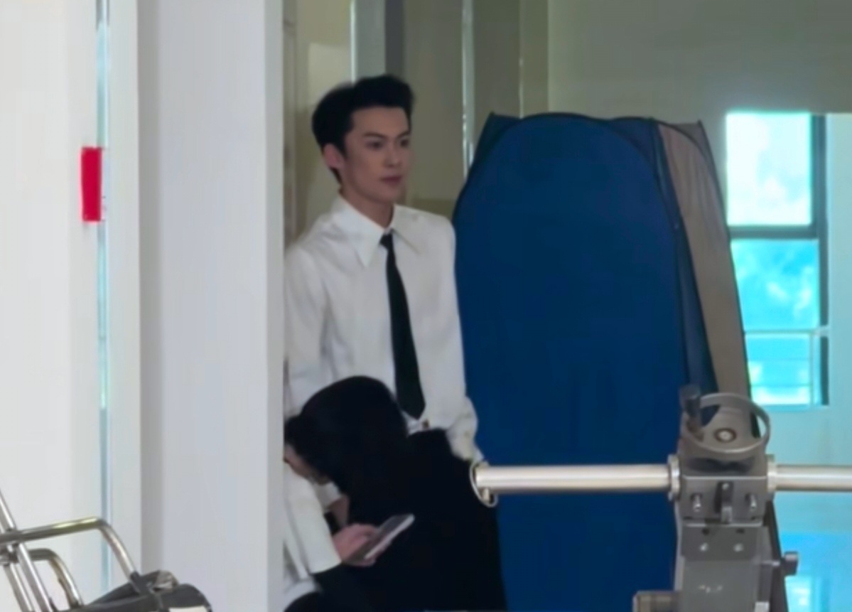 演员王鹤棣近日被博主“绒耳卷”恶意伪造聊天记录并传播含沙射影的诽谤信息，其工作室已火速取证报案，律师指出若传播量达标，该博主行为或已涉嫌诽谤罪。  一、事件起因与性质- 造谣内容：9月16日，网络上出