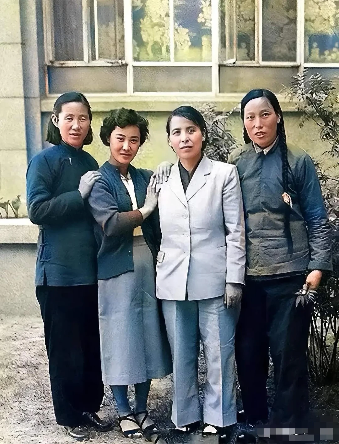 1954年，北京，第一届全国人民代表大会，山西四位女代表合影（彩色修复版）。
从