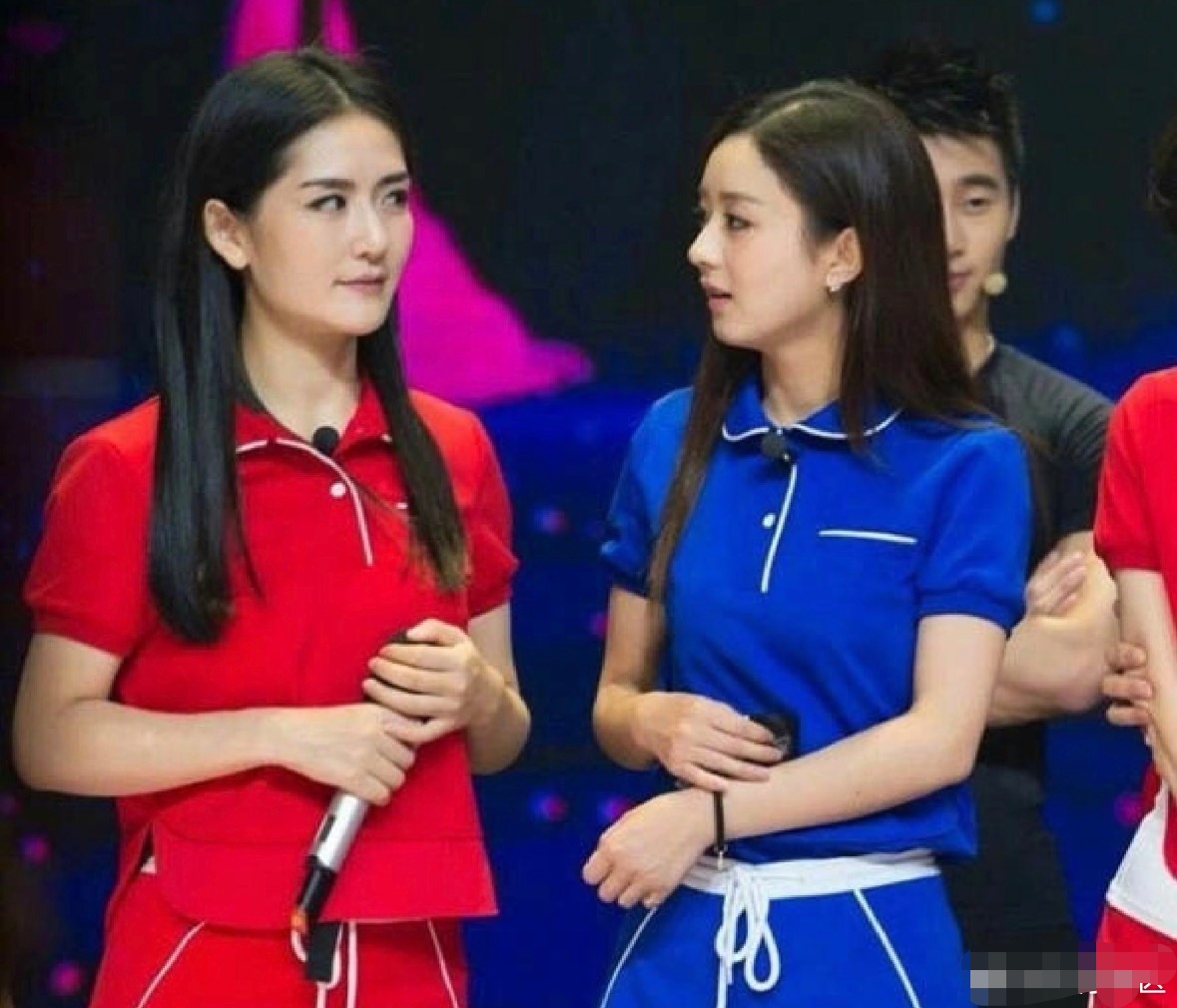 赵丽颖谢娜十年友情出圈，病后首现身赴话剧现场太暖心
 
赵丽颖和谢娜这段维持超过十年的友谊，近日再度登上热搜。赵丽颖病后首次公开露面，便前往剧场观看谢娜的话剧，这一举动，让不少网友感慨二人这份难得的闺蜜情。
 
两人相识多年，私下一直以专属昵称相称，多年来彼此陪伴，见证对方人生里的重要节点。从早年综